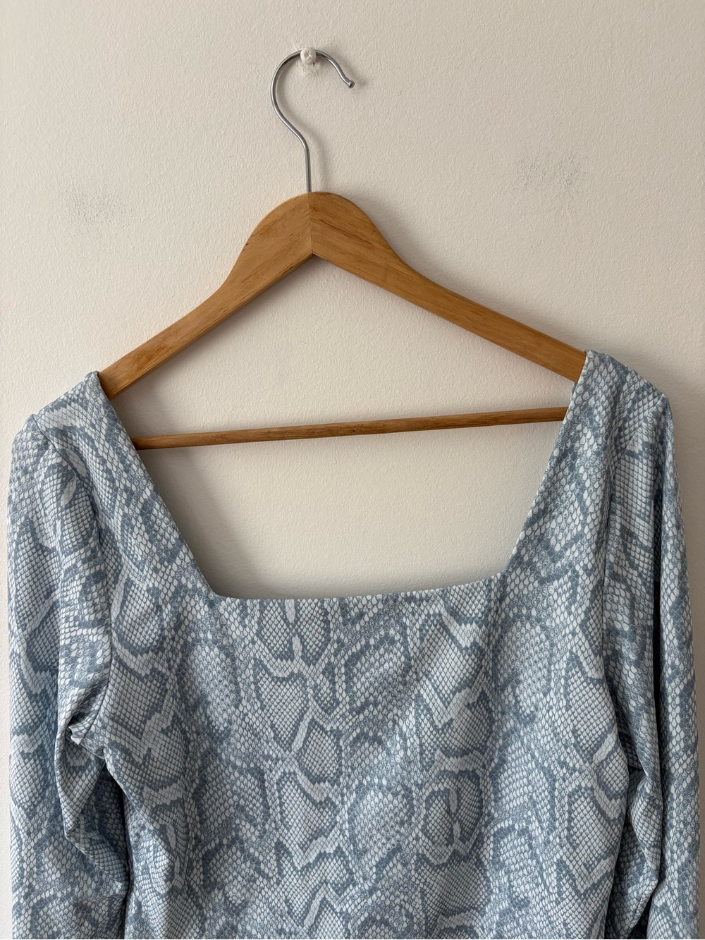 Aritzia Babaton Contour Long-Sleeve Square-Neck Snakeskin Bodysuit Size XL Fall - Picture 8 of 10